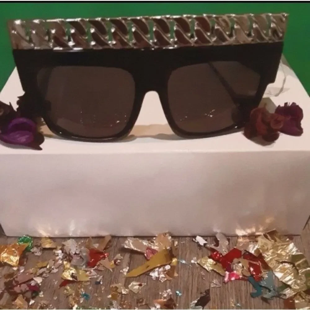 OVERSIZED SUNGLASSES WITH CHAIN LINK DETAIL